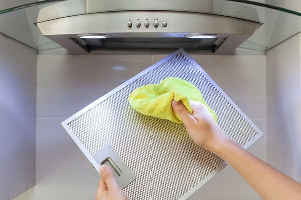 vệ sinh thiết bị hút khói bằng hóa chất tẩy dầu mỡ thực phẩm