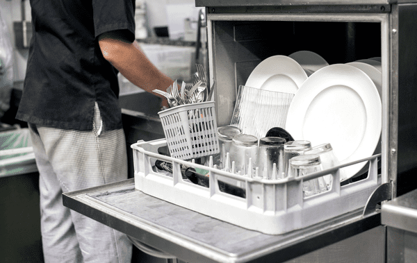 xếp bát vào máy rửa bát công nghiệp